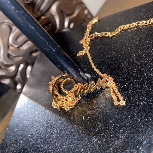 Gold tone customized  name Queen necklace - Picture 5 of 6